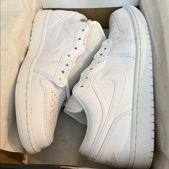 Brand New Jordan 1- Mens - Picture 2 of 6